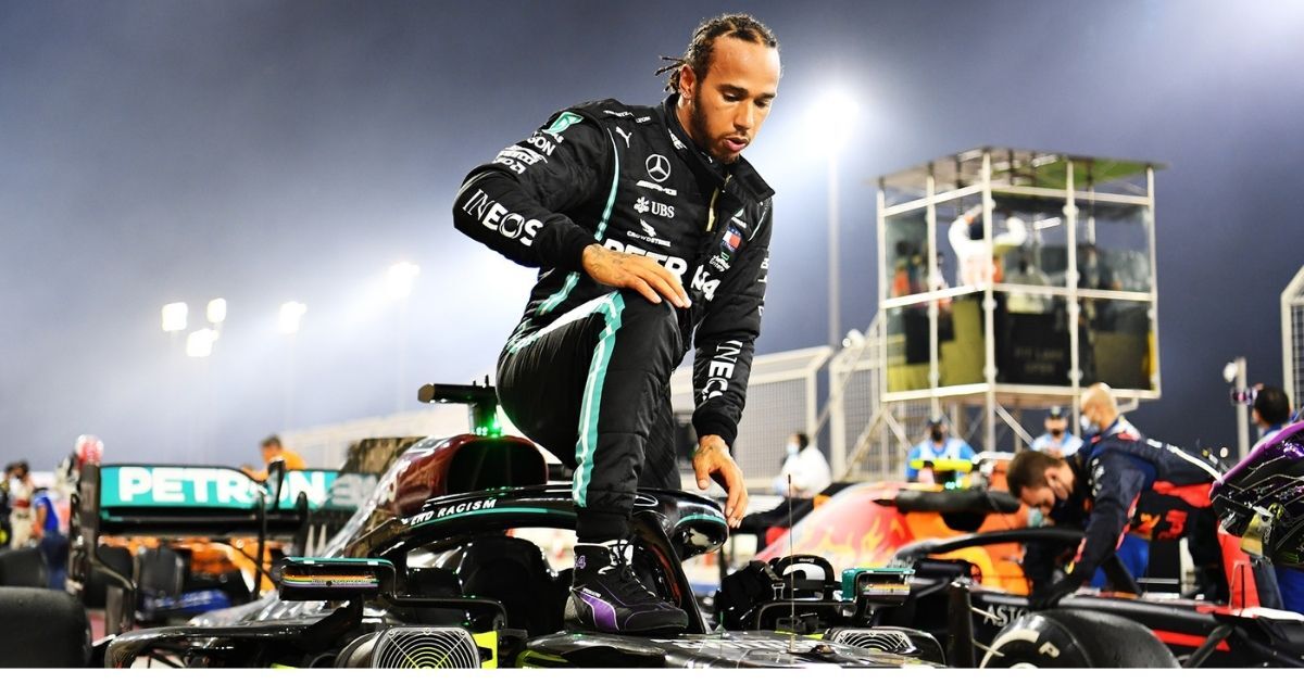 Lewis Hamilton signs a one-year contract extension with Mercedes