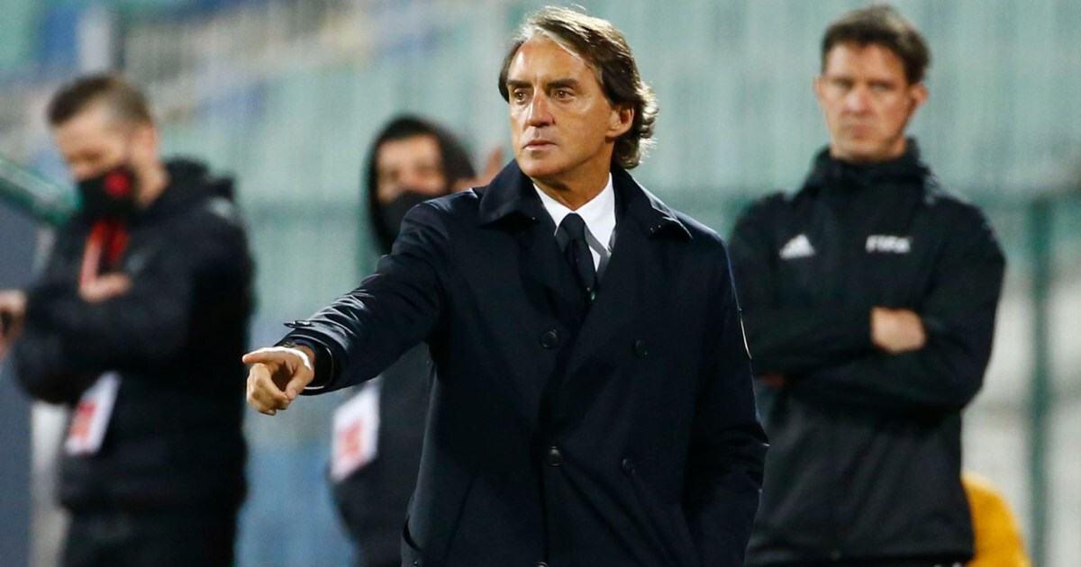 Italy head coach Roberto Mancini signs contract extension